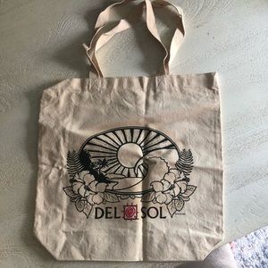 Changing color tote bag